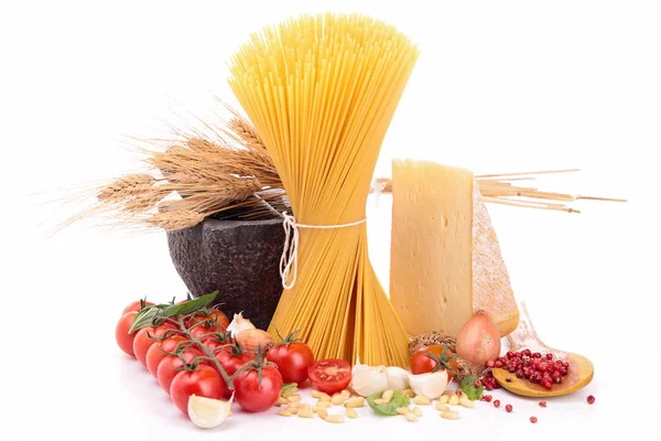 Isolerade spaghetti och ingredienser — Stockfoto