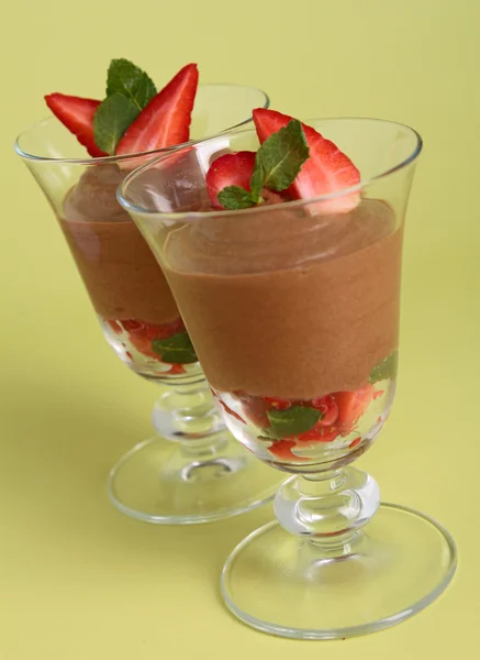 Chokladmousse och jordgubbar — Stockfoto