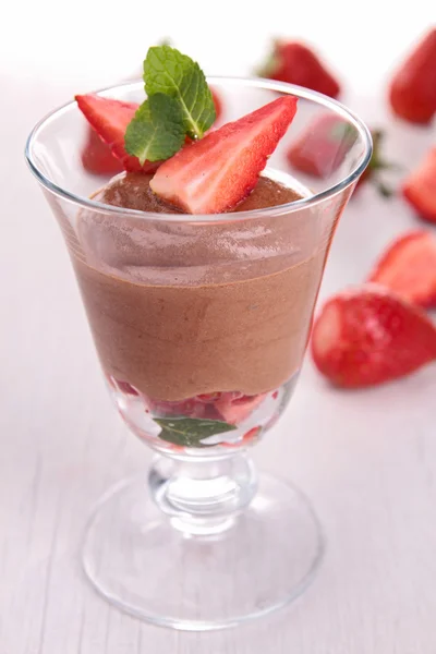 초콜릿 무스와 딸기 — 스톡 사진