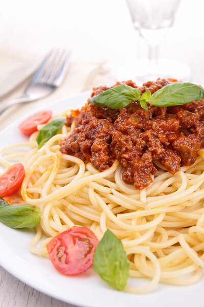 спагетти с томатным соусом и мясом