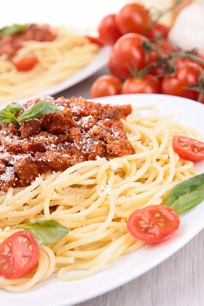 Espaguete com molho de tomate e carne — Fotografia de Stock