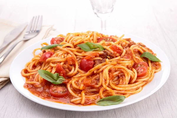 Domates soslu ve etli spagetti. — Stok fotoğraf