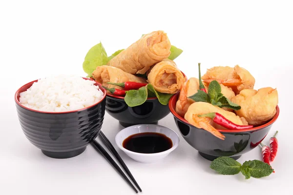 Comida asiática, rolo de primavera e fritter de camarão — Fotografia de Stock