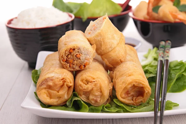 Chinesisches Essen, Frühlingsrolle und Reis — Stockfoto