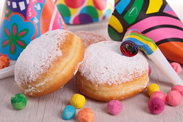 Donuts y decoración de carnaval — Foto de Stock