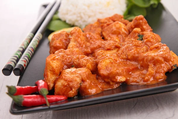 Rizs és vörös curry mártással — Stock Fotó