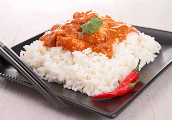 Reis und rote Currysoße — Stockfoto