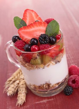 süt, meyve ve yulaf gevreği