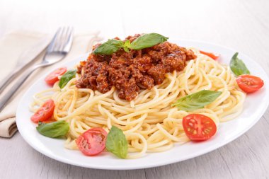 spagetti ve domates sosu.