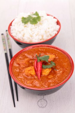 pilav ve tavuk köri ve Hindistan cevizi ile kase