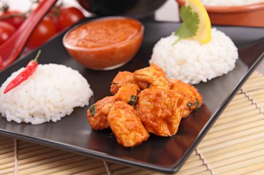 Kırmızı köri ile pişmiş tavuk