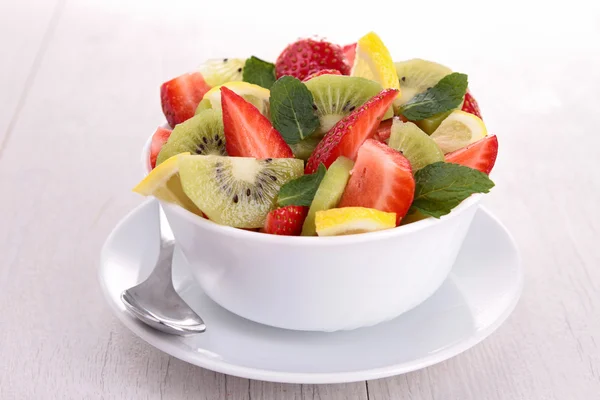 Terveellinen hedelmäsalaatti — kuvapankkivalokuva