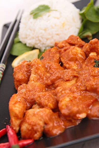 Huhn mit rotem Curry gekocht — Stockfoto