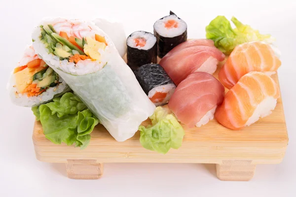 Assortiment de sushi et maki — Photo