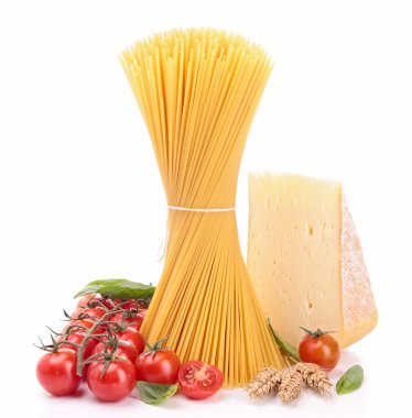 pişmemiş spagetti domates ve peynir ile