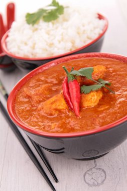 pişmiş tavuk Hindistan cevizi ve curry ile