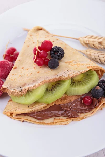 Panqueca com frutas e chocolate — Fotografia de Stock