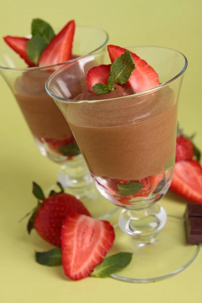 Mousse de chocolate e morango — Fotografia de Stock