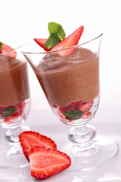 Mousse de chocolate e morango — Fotografia de Stock