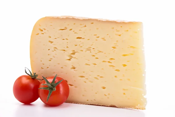 Изолированный сыр и помидор черри — стоковое фото