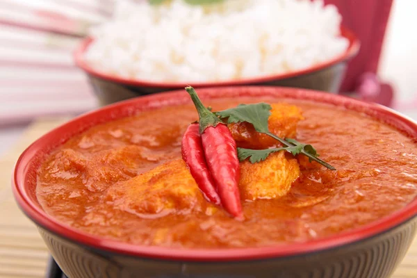 Huhn mit Kokos und Curry gekocht — Stockfoto