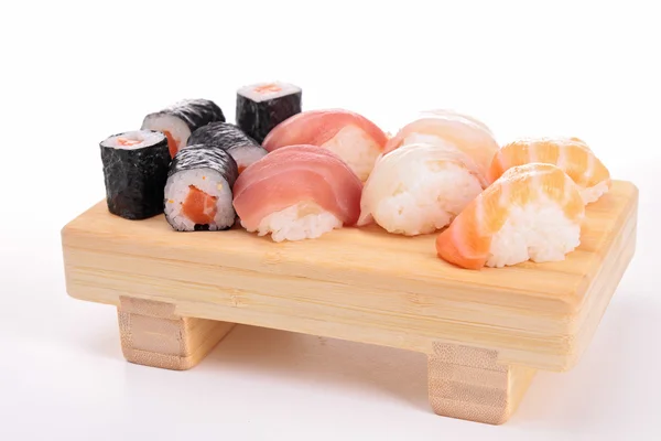 孤立的寿司板与各种各样的寿司 — 图库照片