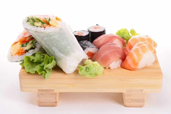 Isolerade sushi planka med sortiment av sushi — Stockfoto