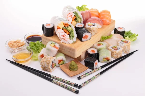 Planche de sushi isolé avec assortiment de sushi — Photo