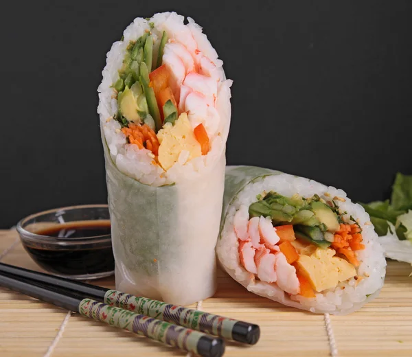 Vegetarisk sushi och ätpinnar — Stockfoto