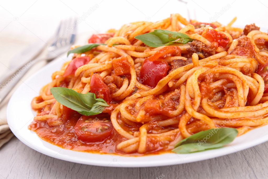 plate of spaghetti and tomato sauce