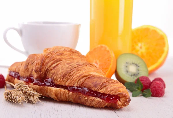 Frukost med croissanter och frukt — Stockfoto