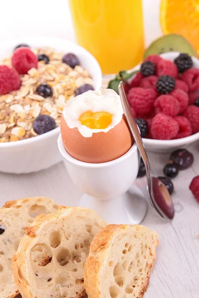 Yumurta ve meyve Kahvaltı — Stok fotoğraf