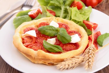 domates, fesleğen ve mozzarella tart