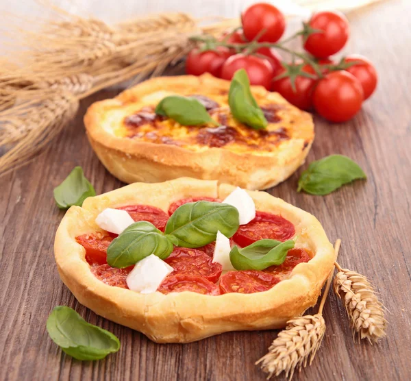 Koláč s rajčaty, bazalkou a mozzarelou — Stock fotografie