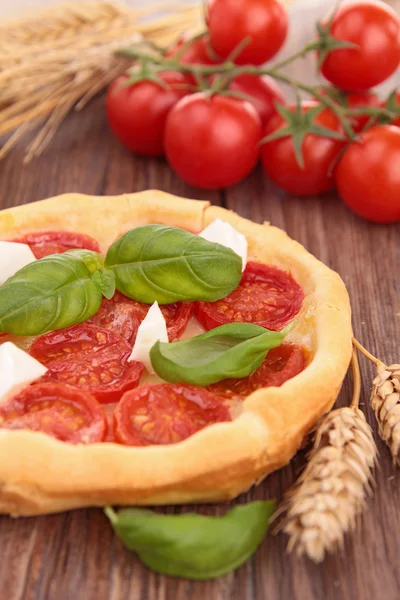Tomato, basil and mozzarella tart — Stock Photo, Image