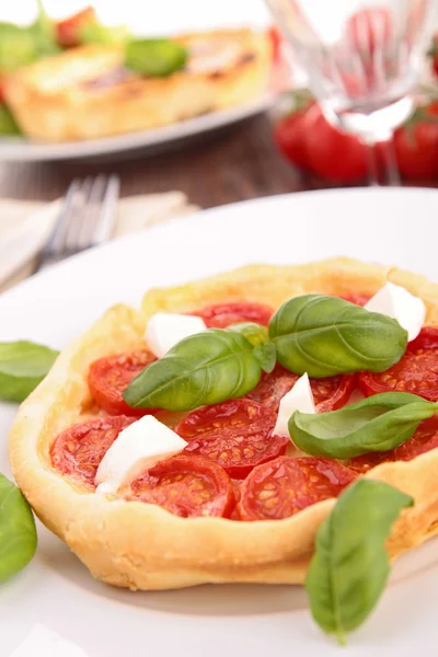Tarta de tomate, albahaca y mozzarella —  Fotos de Stock