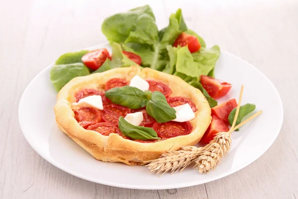 Torta de tomate, manjericão e mussarela — Fotografia de Stock