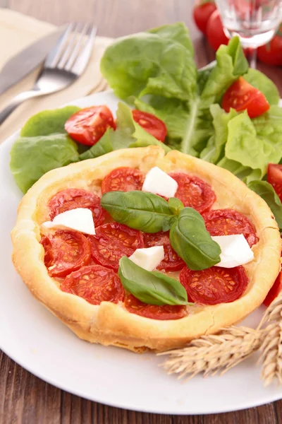 Torta de tomate, manjericão e mussarela — Fotografia de Stock