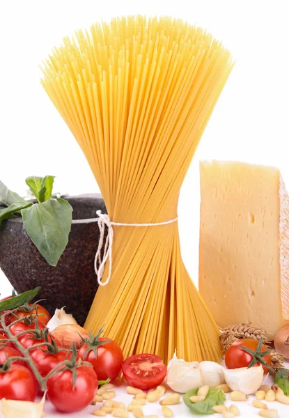 Spaghetti e ingredienti crudi — Foto Stock