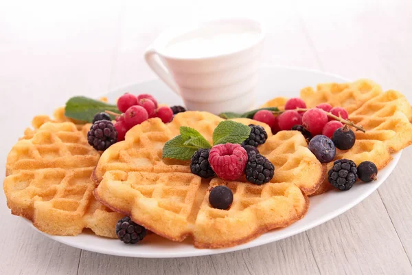 Çilek ile waffle — Stok fotoğraf
