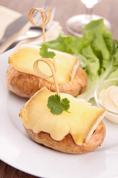 Baked potato with cheese — Stock Photo, Image