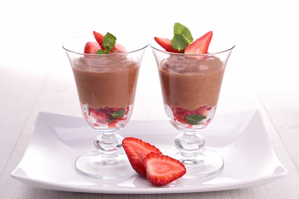 巧克力慕斯和草莓 — 图库照片