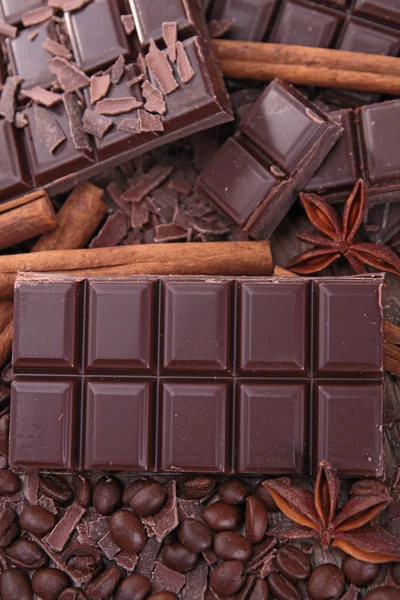Close-up na barra de chocolate e especiarias — Fotografia de Stock