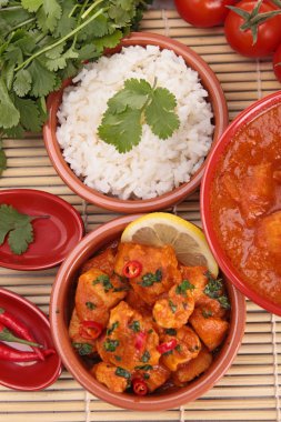 Körili tavuk ve pilav.