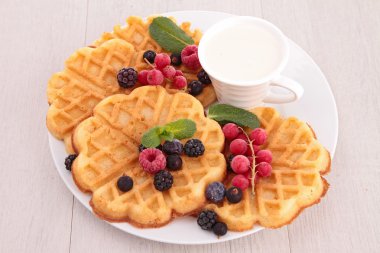 waffle ve çilek meyve