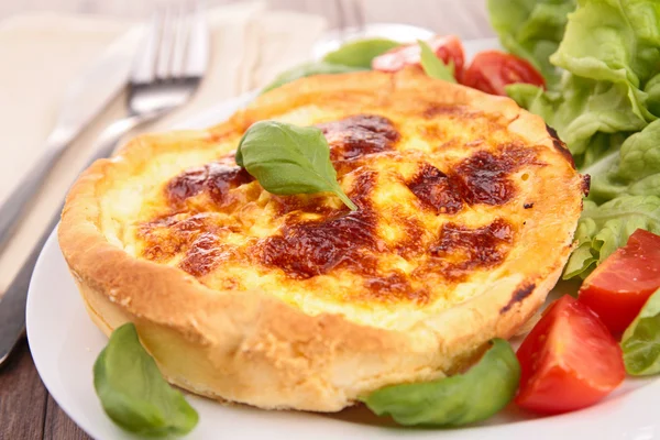 Quiche e salada — Fotografia de Stock