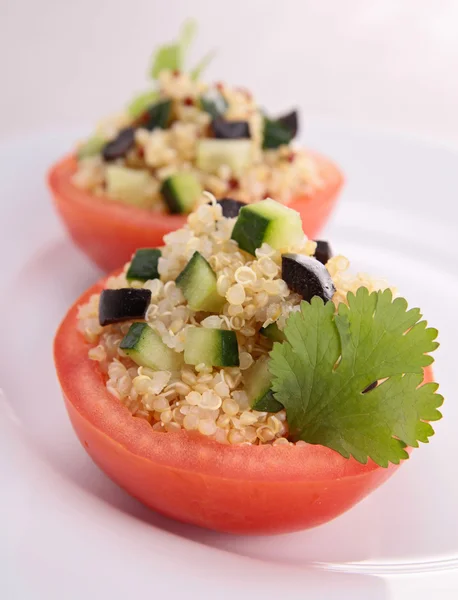 Pomidor nadziewany z quinoa — Zdjęcie stockowe