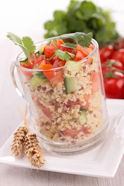 Quinoa, paradicsom és uborka — Stock Fotó