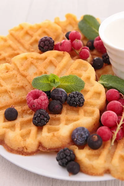 Waffles com frutos de bagas — Fotografia de Stock