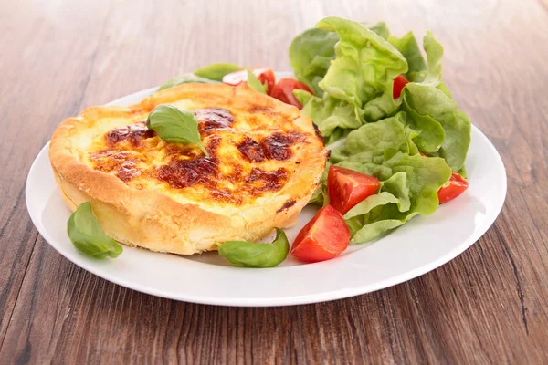 Quiche and salad — Stock Photo, Image